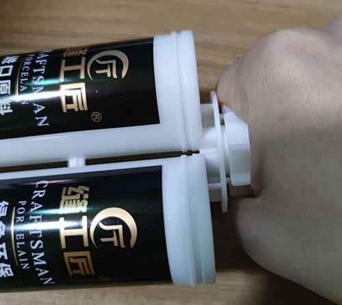 美縫劑怎么打開蓋子？